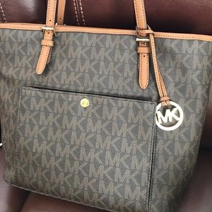 Like new Michael kor~ Brown Jet Set Medium Tote